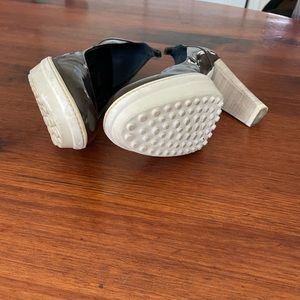 Tod’s size 7 chocolate brown patent leather 3 1/2” pump